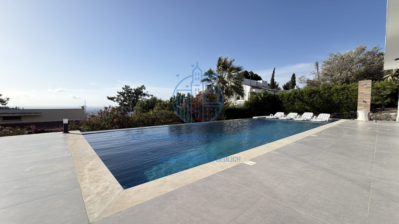 Privater Pool (12 x 4 m)