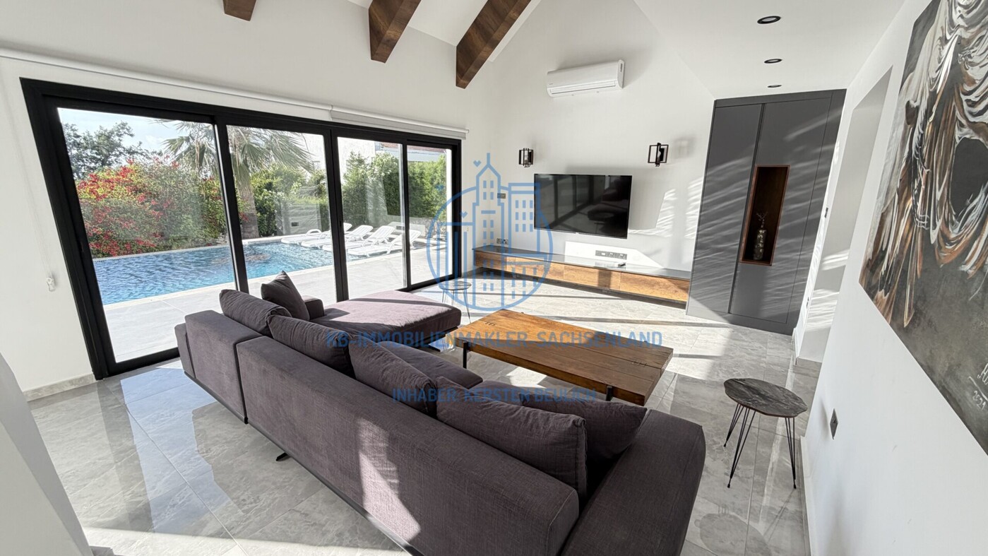 großzügiges Wohnzimmer