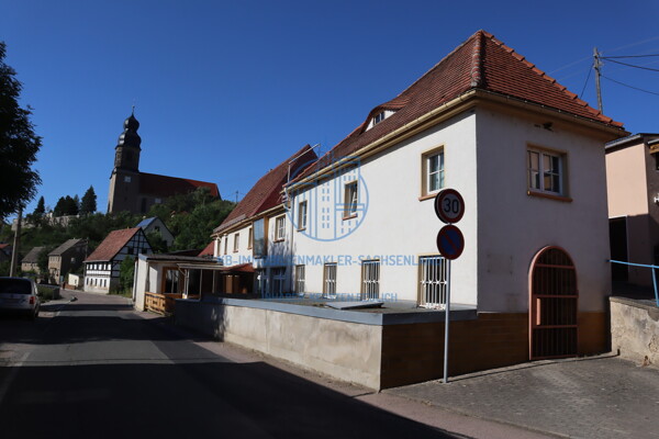 straßenseitige Gesamtansicht 