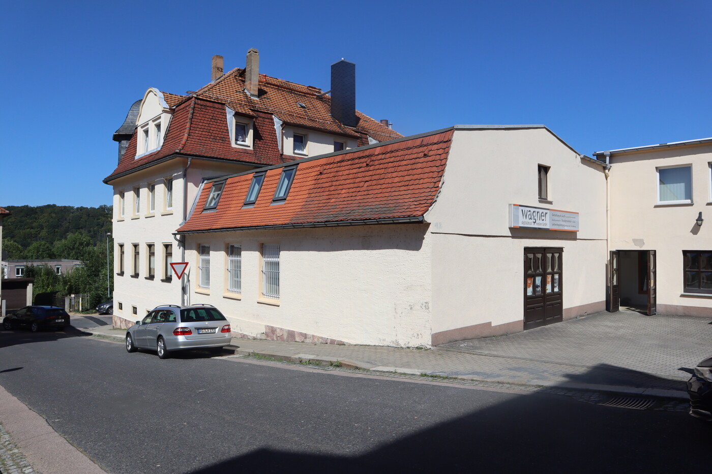 gewerblich genutztes Seitengebäude