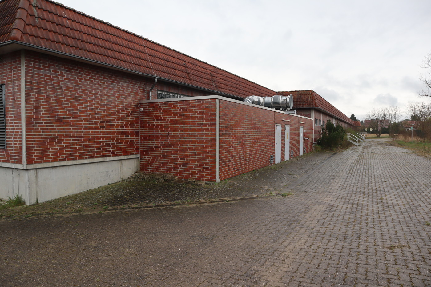 seitliche Fassadenansicht mit Anbau für Gebäudetechnik