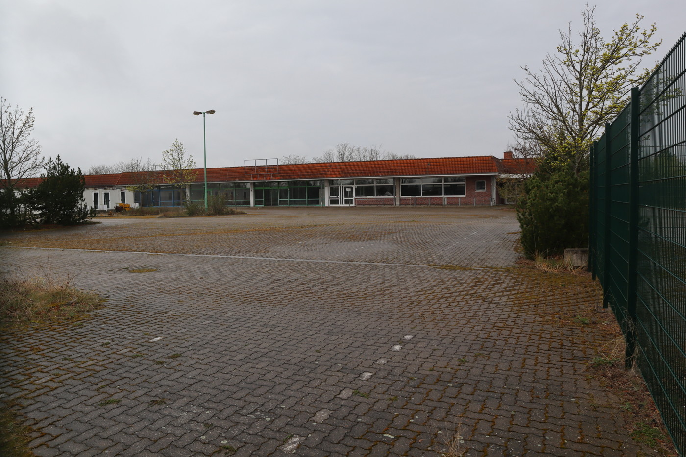 Gesamtansicht sowie Kundenparkplätze