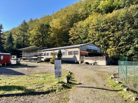 Ansicht Halle und Grundstücksteil