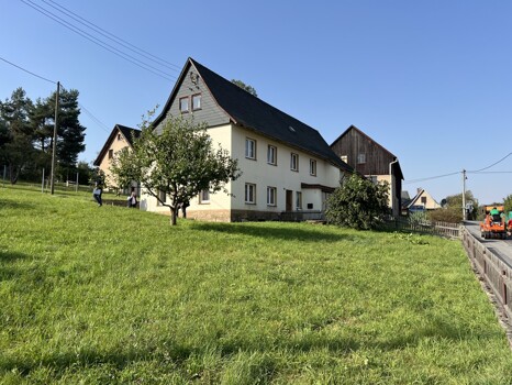 Hausansicht mit Scheune im Hintergrundi