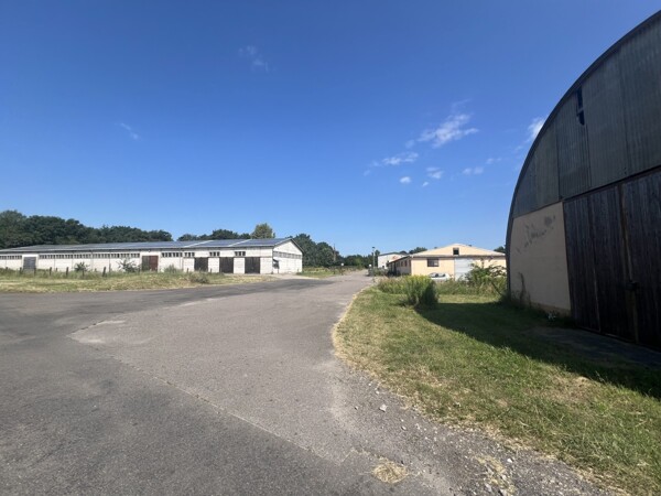 Zufahrt und Freifläche