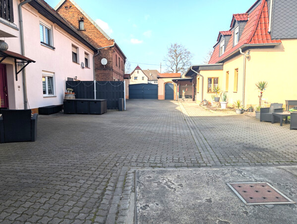 Hausansicht und Innenhof