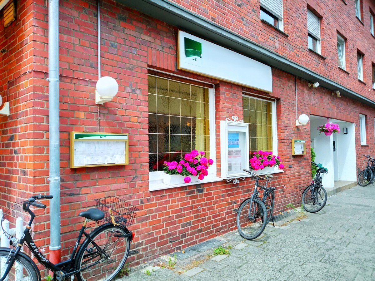 Fassade mit Schaukästen