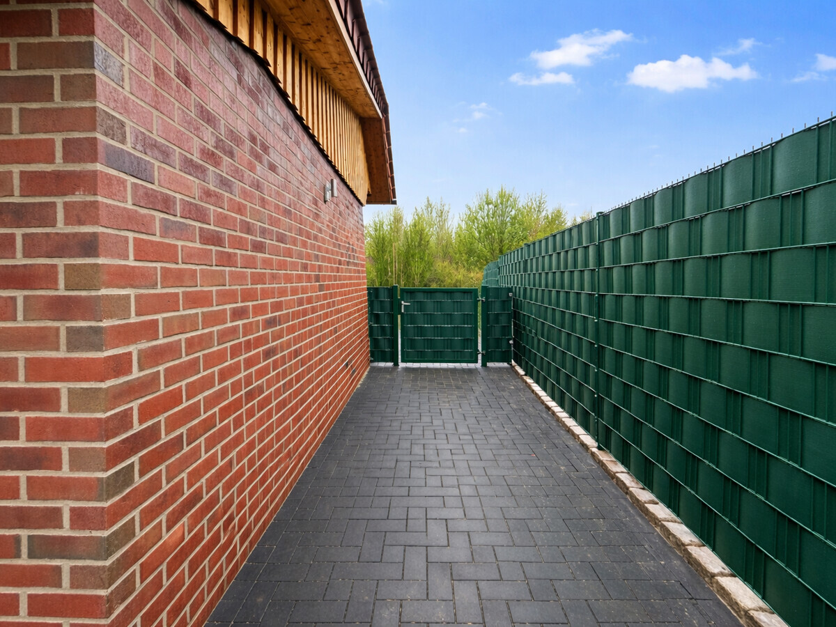 Seitlicher Durchgang am Carport