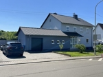Strassenseite mit Garage