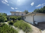 Ansicht mit Garage