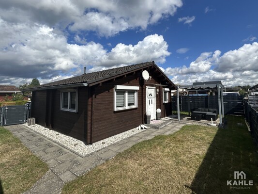 Aussenansicht mit Garten und Terrasse