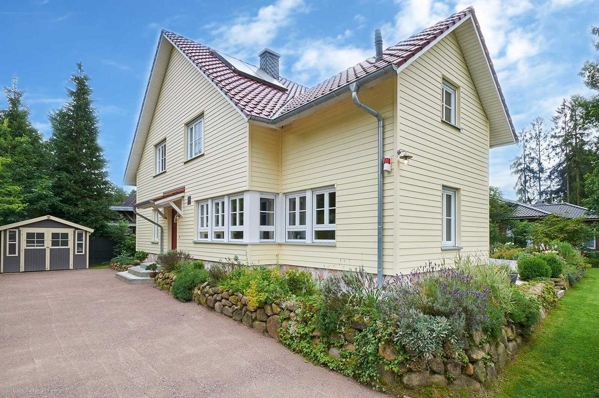 Front mit Zuwegung und Gartenhaus