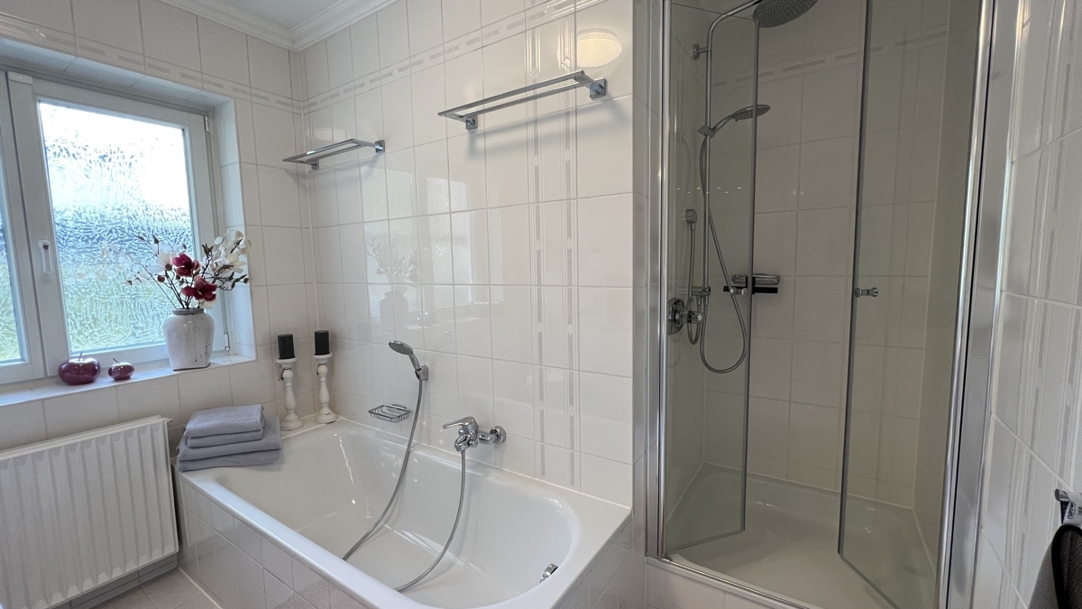 Vollbad + Dusche EG