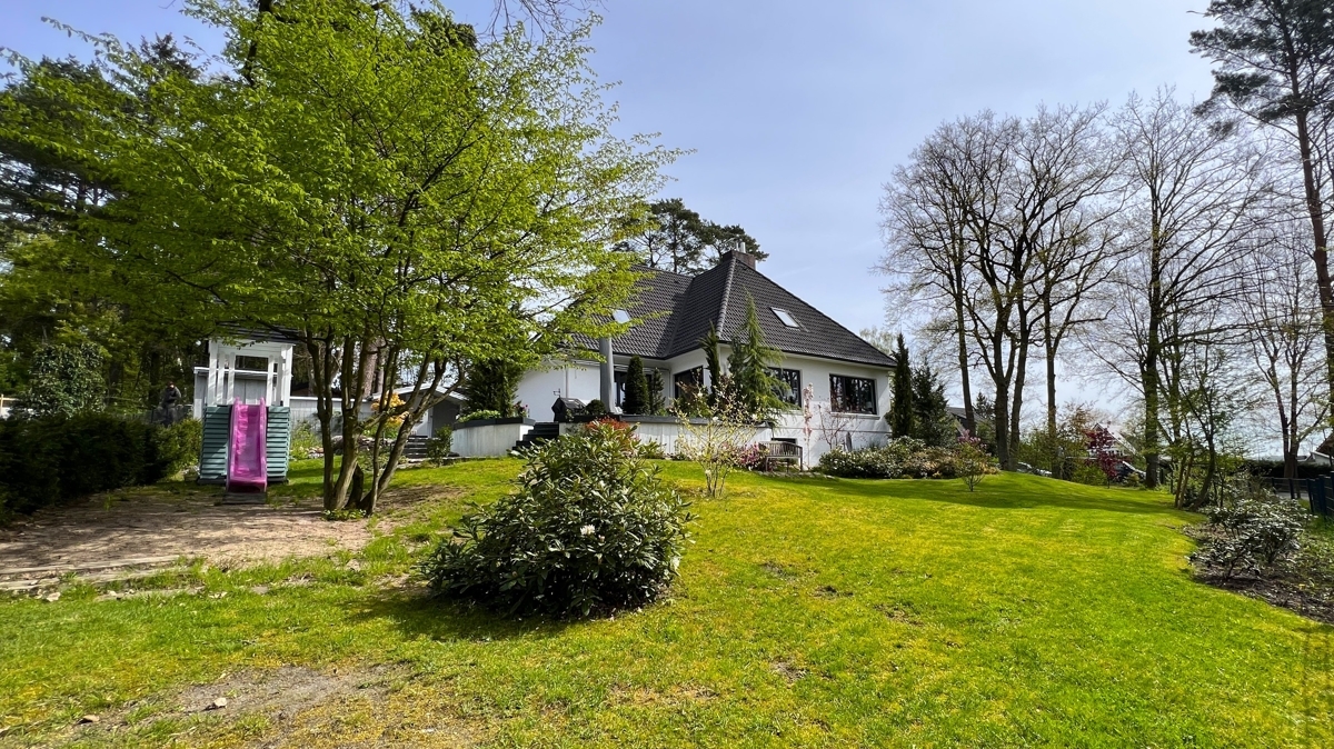 Garten mit Spielgerät