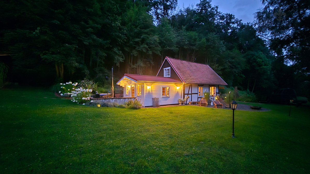 Übersicht Haus abends