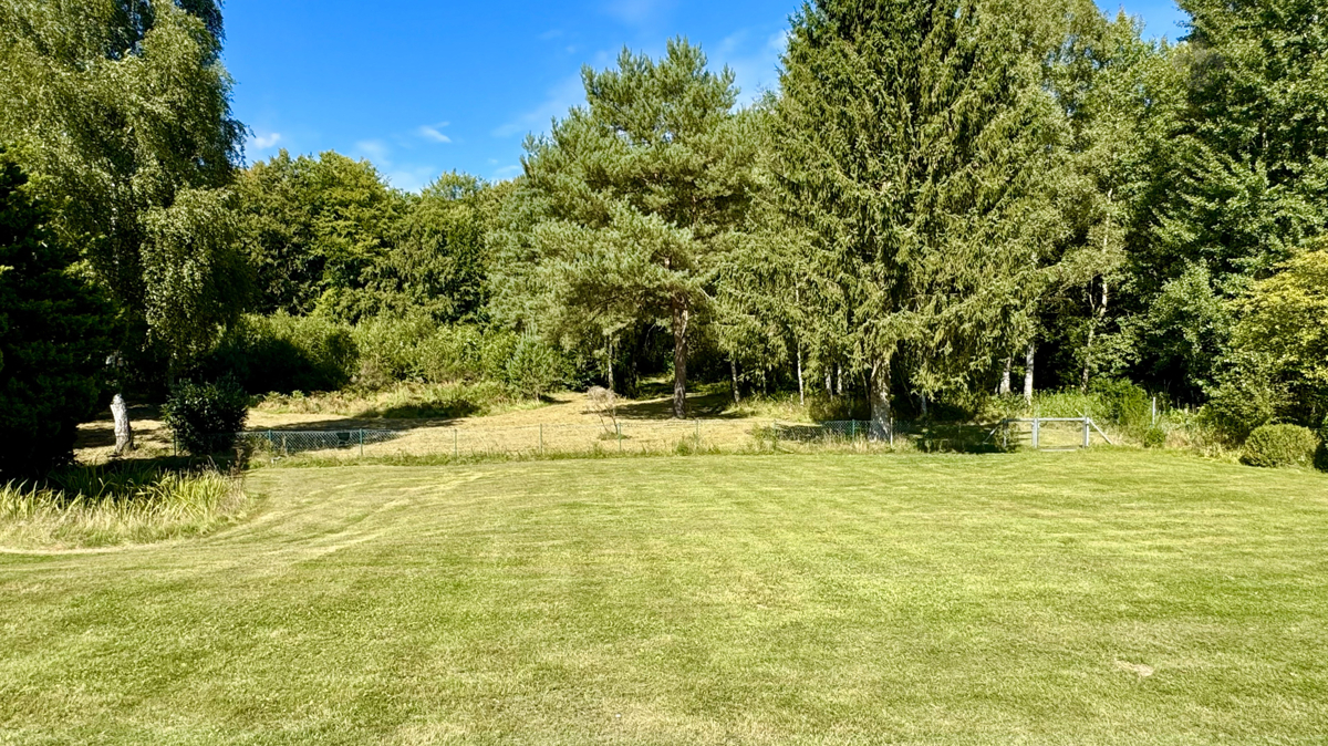 Ruheoase mit Gartenteich und unverbaubarem Blick ins Grüne