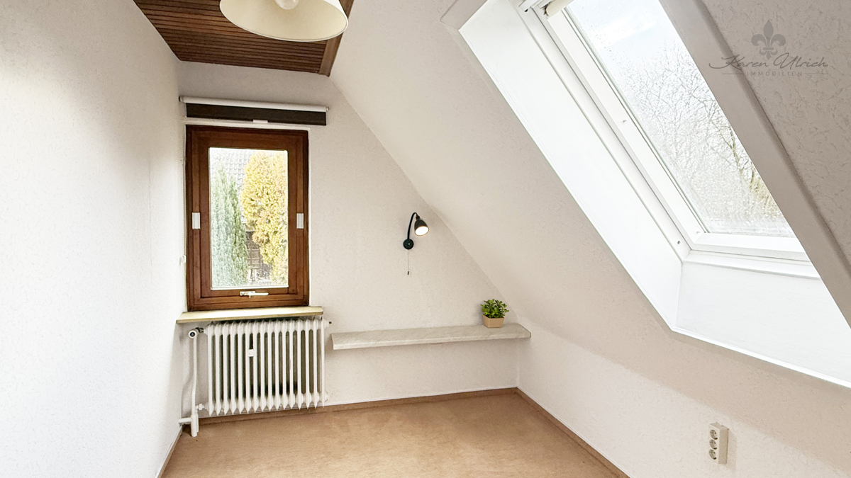 Kinderzimmer/ Büro  DG