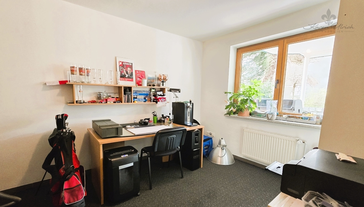 Büro KG Einlieger