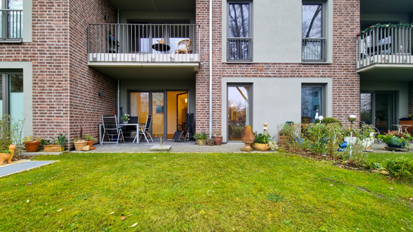 Garten mit Blick auf Terrasse