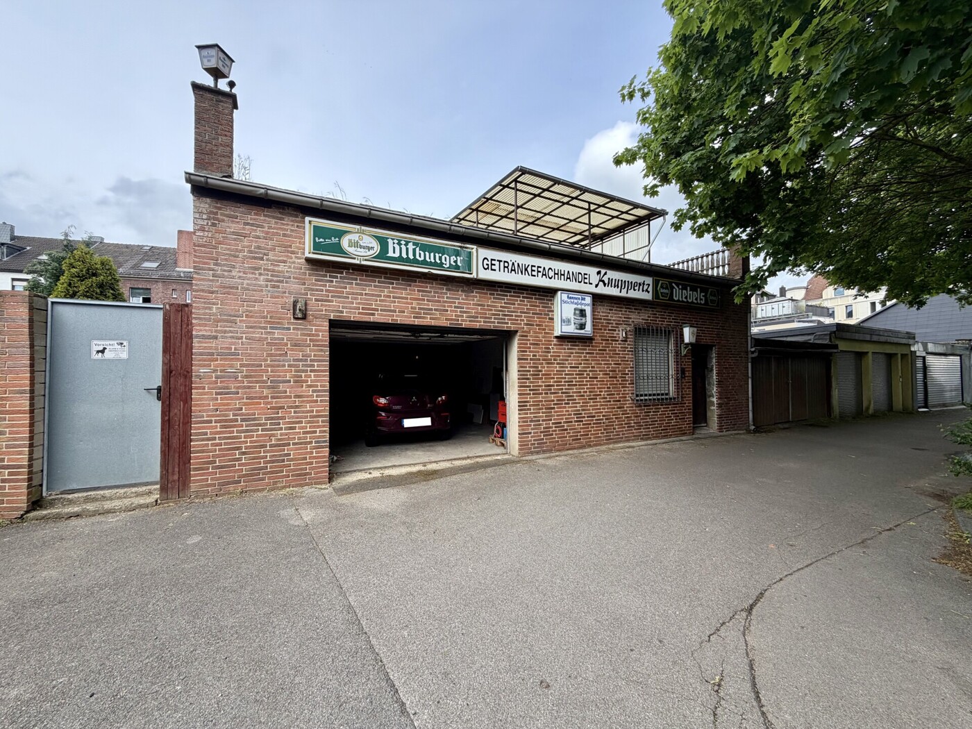 Rückansicht - Zufahrt Garage