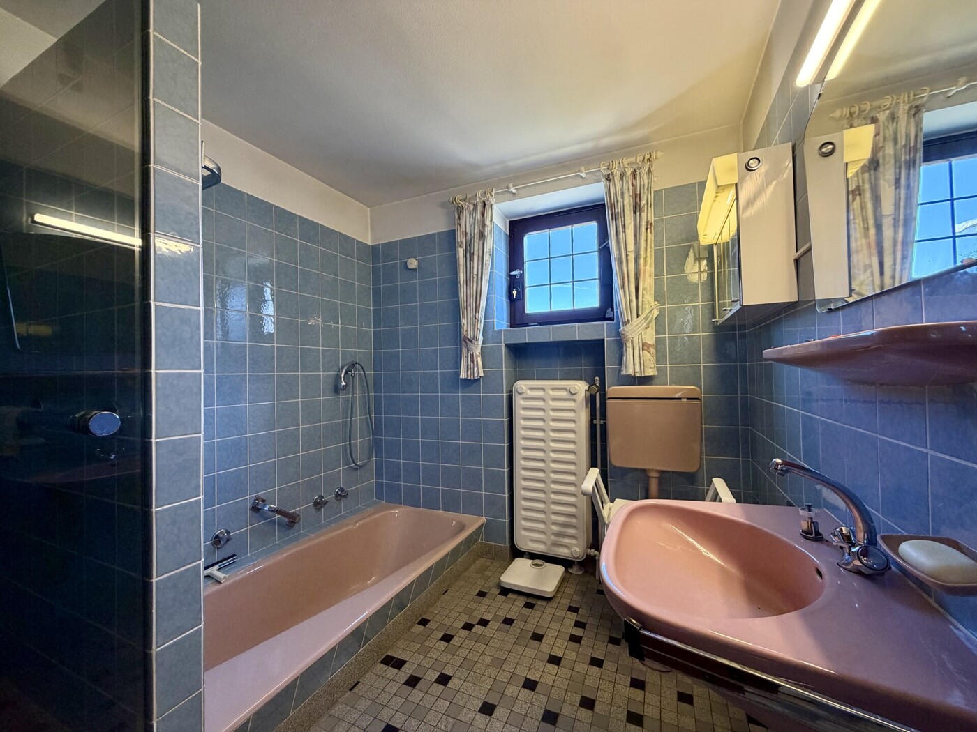 Badezimmer Ansicht 1