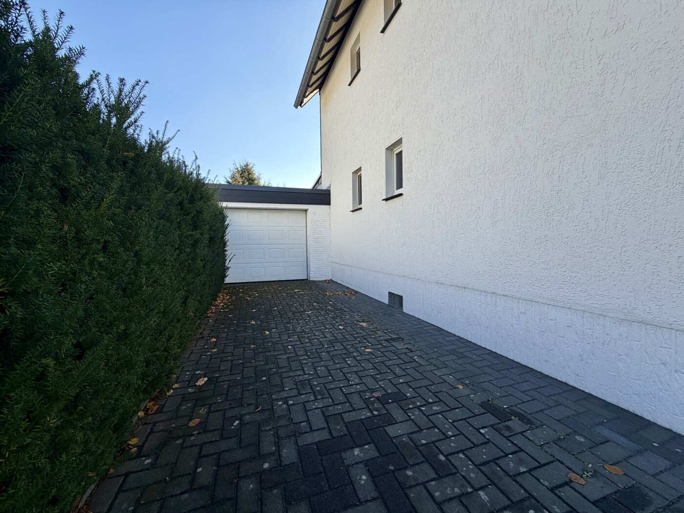 Einfahrt + PKW-Garage