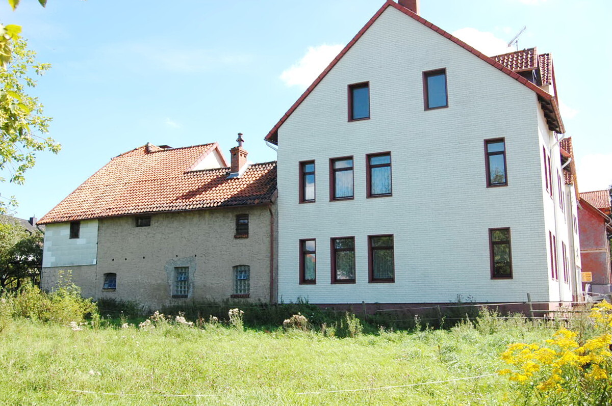 Giebelansicht mit Nebengebäuden