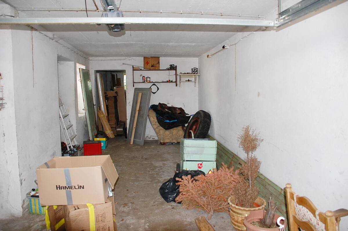 Garage mit elektrischem Sektionaltor