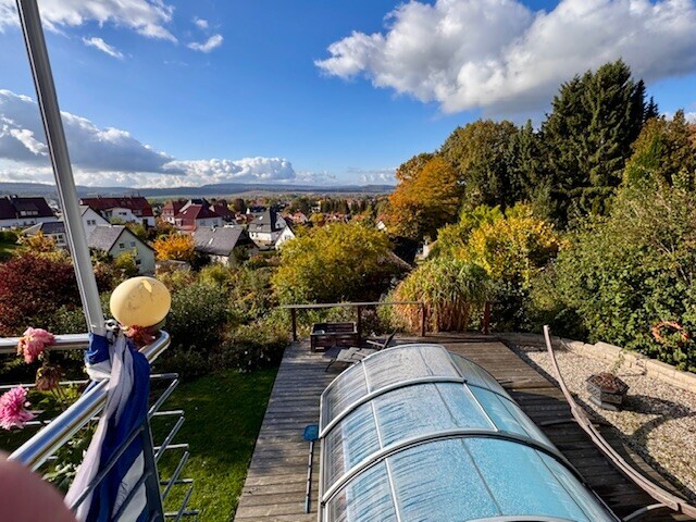 Pool mit Überlandblick