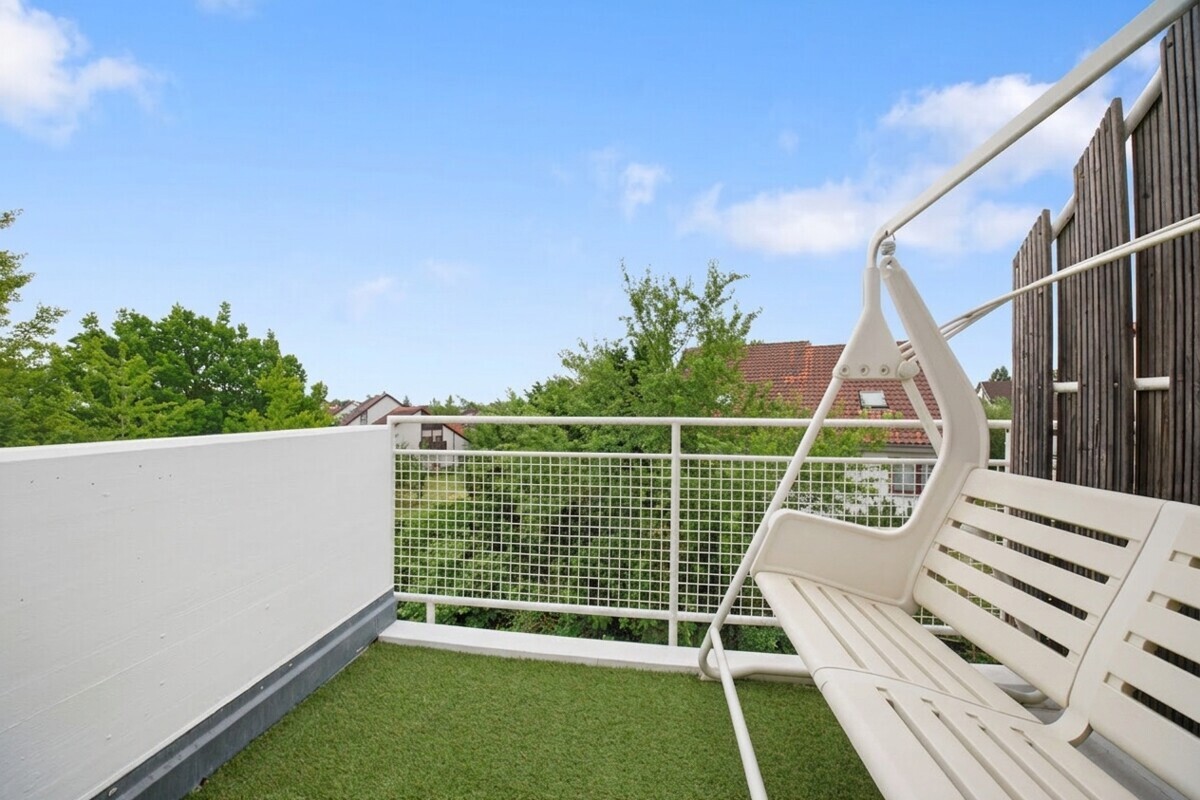 1.DG SÜD-BALKON MIT FERNBLICK ZUR SCHWÄBISCHEN ALB
