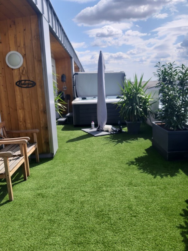 5_Dachterrasse mit Whirlpool_20230728_114007