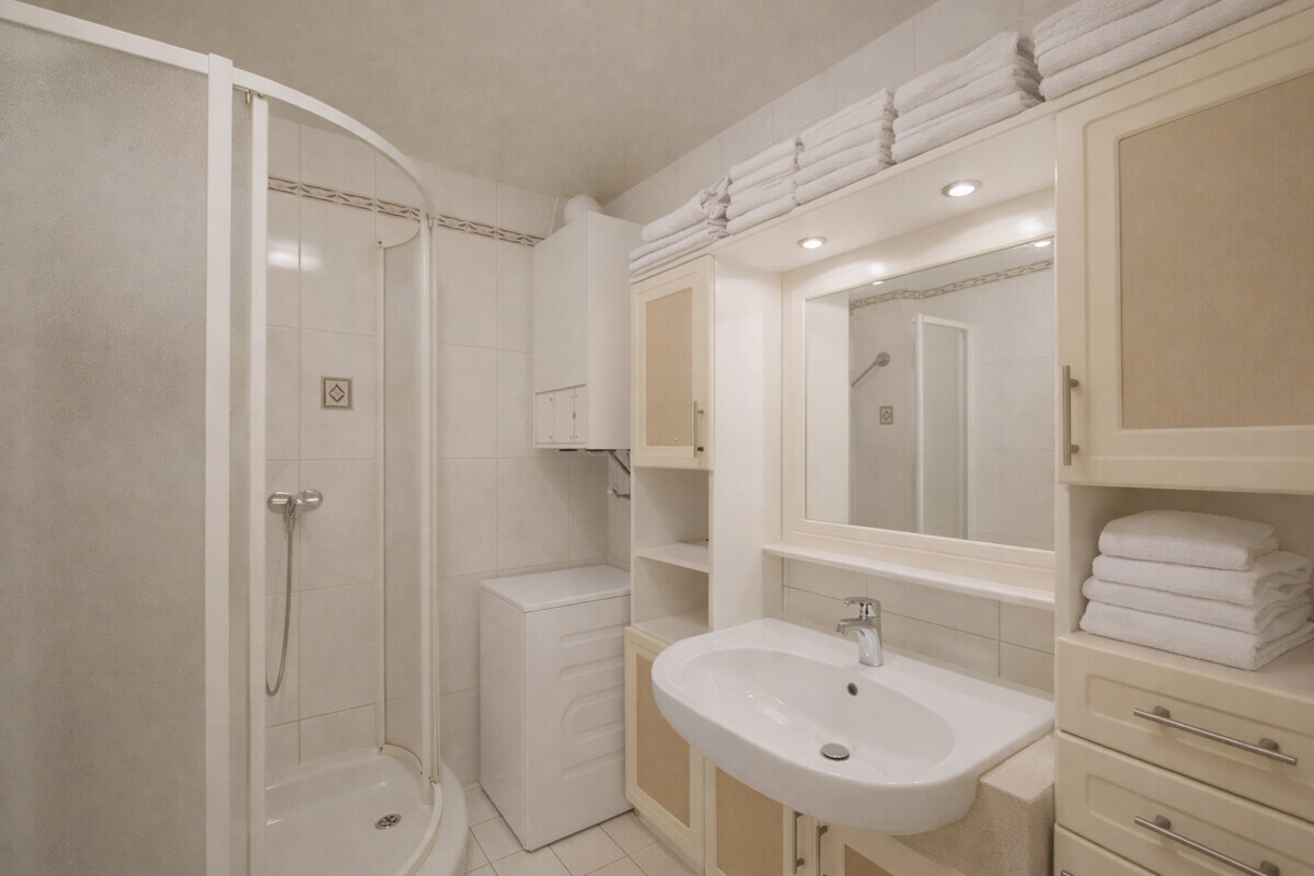 Elegant neutral-toned bathroom design