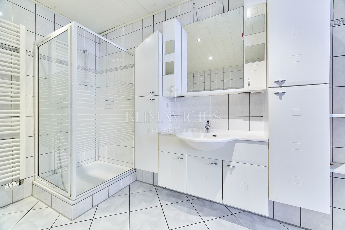 Badezimmer (hinteres Haus)