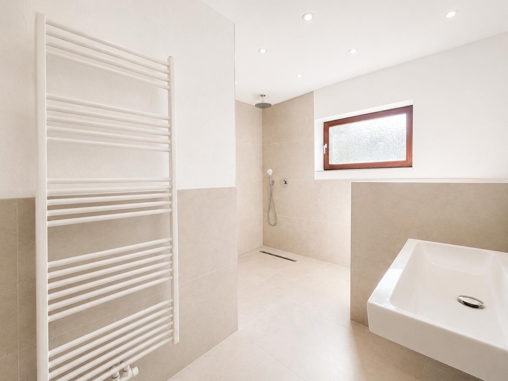 Wohnen wie im eigenen Bungalow - modernisierte 5-Zimmer-Wohnung in freistehendem Zweifamilienhaus - Foto 3