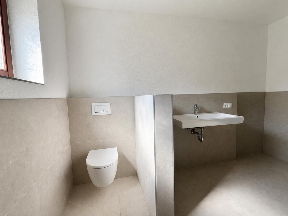 Wohnen wie im eigenen Bungalow - modernisierte 5-Zimmer-Wohnung in freistehendem Zweifamilienhaus - Foto 2