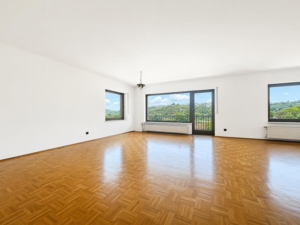 Wohnen wie im eigenen Bungalow - modernisierte 5-Zimmer-Wohnung in freistehendem Zweifamilienhaus - Foto 1