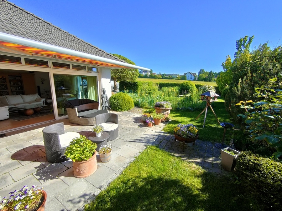 Terrasse mit Blick-Wohnzimmer-Garten