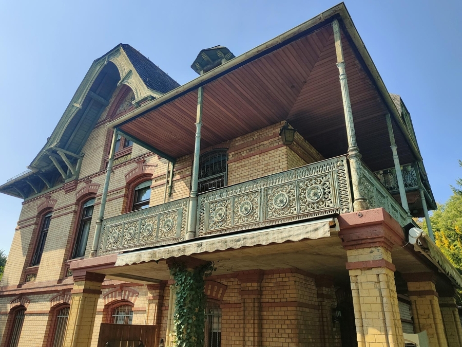 Villa mit Balkon