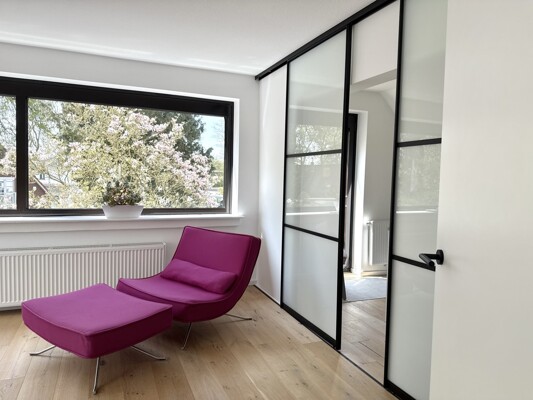 Impression großzügiges Schlafzimmer mit Ankleide