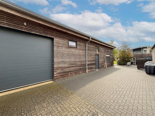Gewerbehalle mit Büro und Packraum