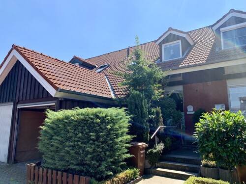 gepflegter Vorgarten u Garage