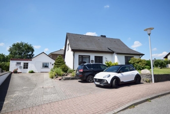 Haus vorne mit Nebengebäude Wohnung