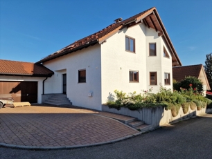 Straßenseite mit Garage