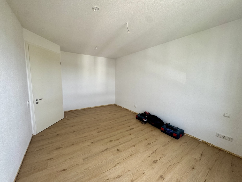 Sonnenhelle 2 Zi.-Wohnung mit Tageslichtbad plus Stellplatz mit Wallbox! - Photo 1