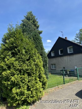 Vorgarten und Giebelansicht