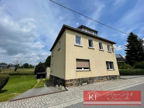 Front und Zufahrt zur Garage
