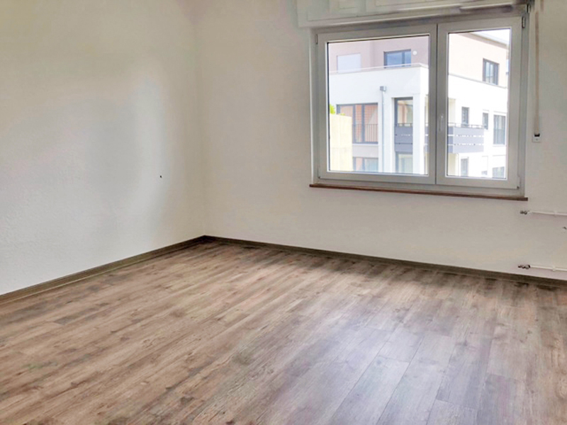 Modernisierte Zwei-Zimmer-Wohnung mit Einbauküche - Photo 3