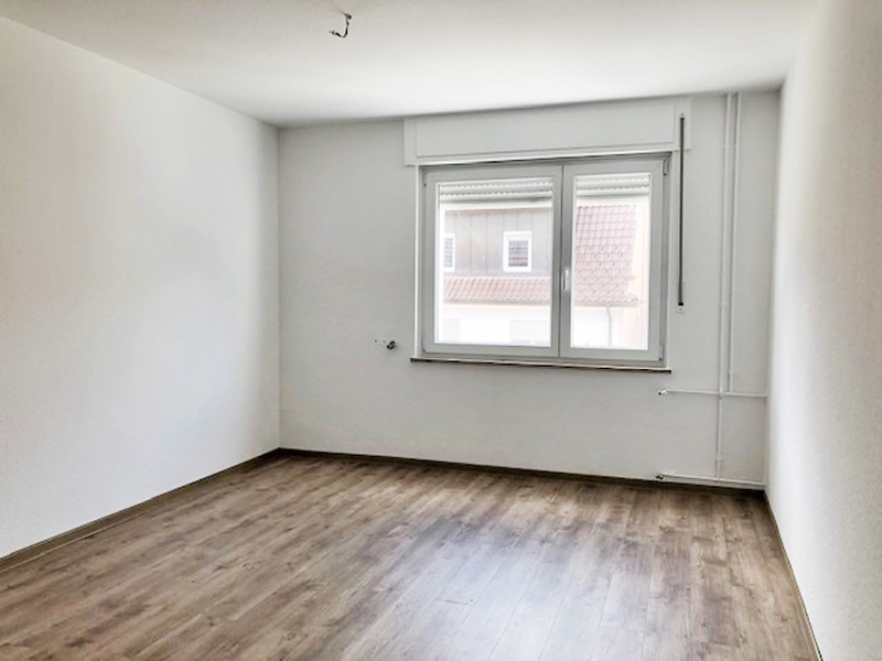 Modernisierte Zwei-Zimmer-Wohnung mit Einbauküche - Photo 5