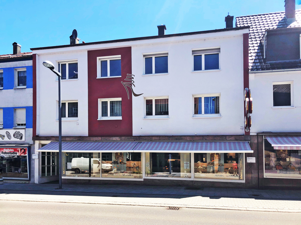 Modernisierte Zwei-Zimmer-Wohnung mit Einbauküche - Photo 1