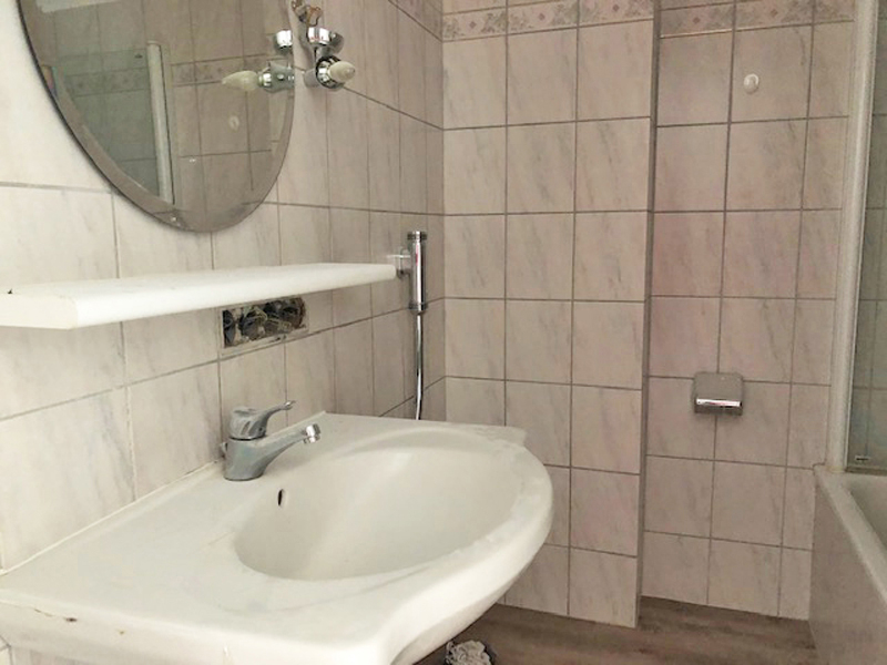 Modernisierte Zwei-Zimmer-Wohnung mit Einbauküche - Photo 2